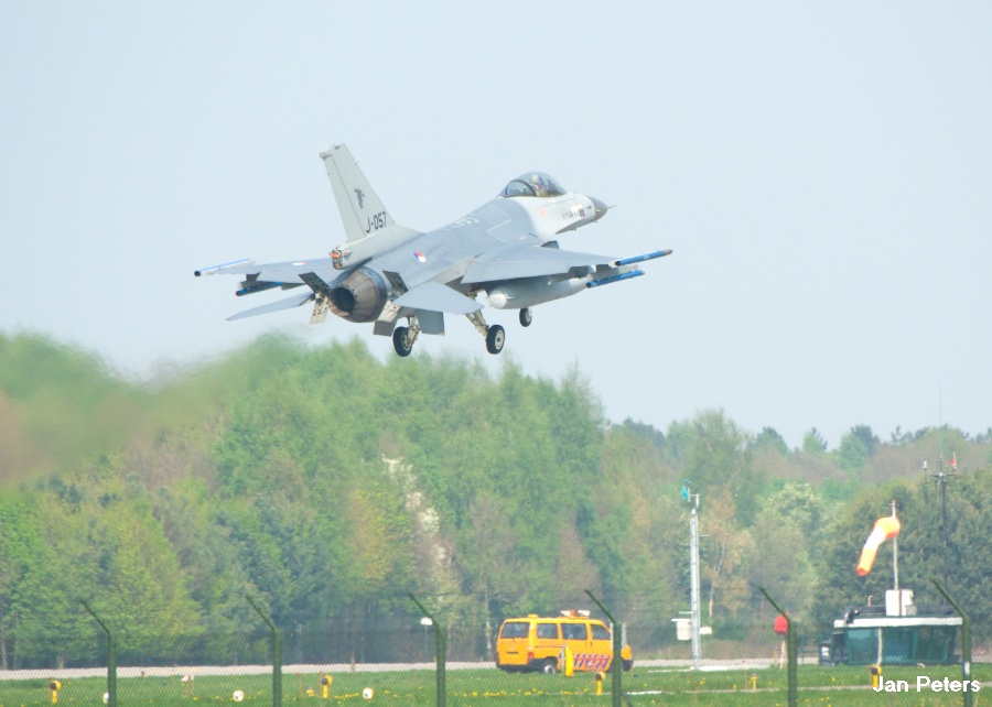 F16 landing at Volkel