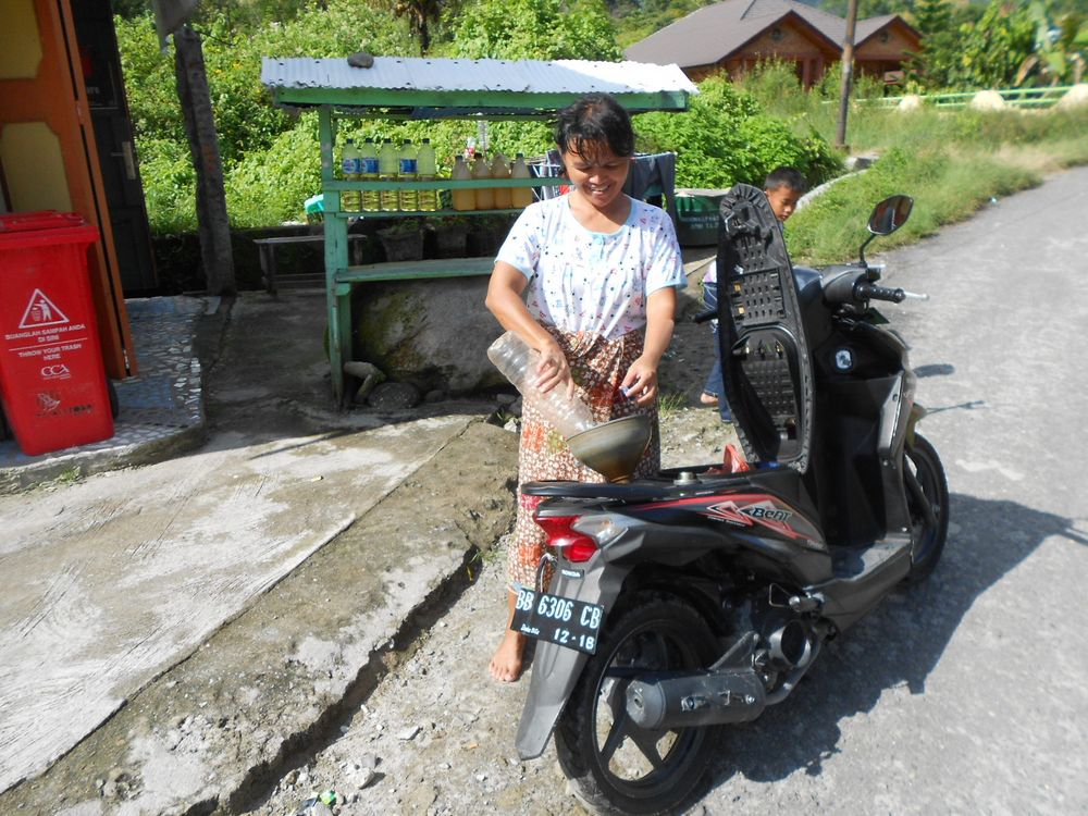 Tankstelle auf Sumatra, Indonesien von Alois Amrein