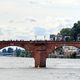 Durchblick durch die Alte Brcke in Heidelberg