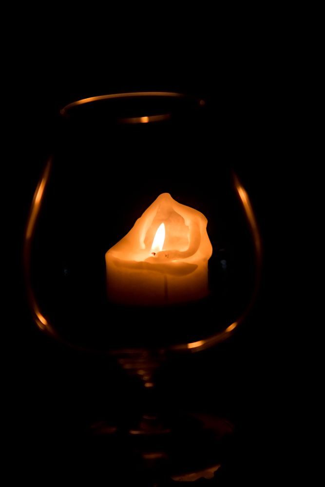 Kerze hinter Cognacschwenker von Lifeisabeachsite