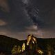 Burg Eltz mit Milchstr. und Sternschnuppen.