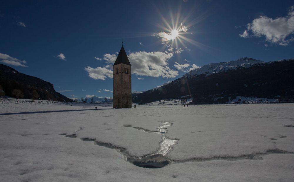 Badeloch am Reschensee von Mani und Christin