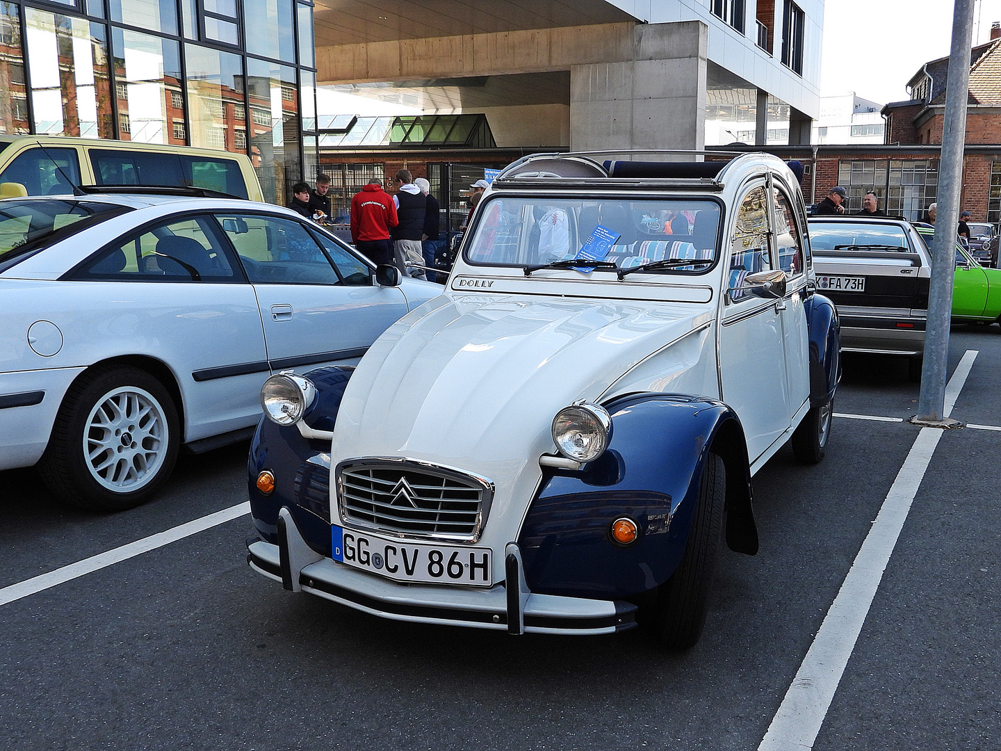 F40 meets Classic Cars 2023 - Citroën 2CV