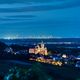 Katharinenkirche mit der Frankfurter Skyline zur blauen Stunde