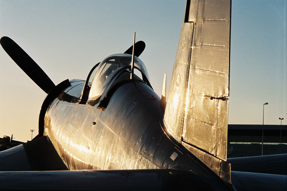 F4U Corsair au soleil couchant