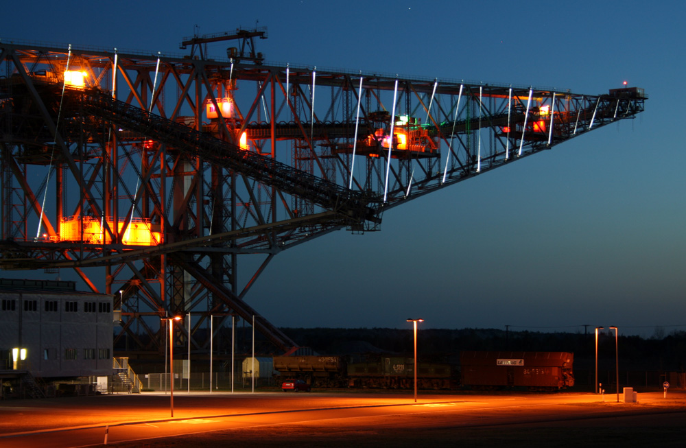 F60 Abraumförderbrücke in Lichterfeld bei Nacht