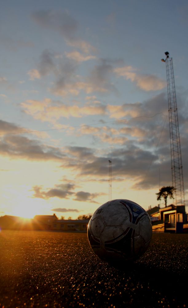 Sonnenuntergang am Fußballplatz by Sportreporter 