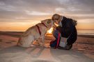 Mensch und Hund am Strand von Albertino Wagner