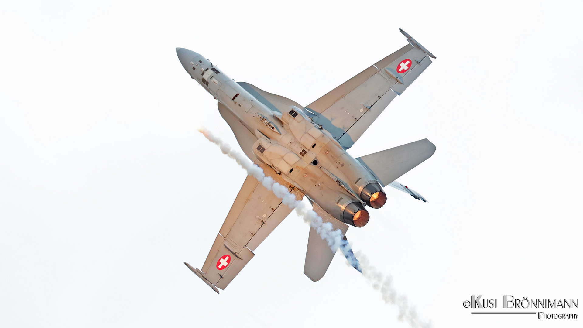 F/A-18 gibt Flare ab