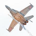 F/A-18 gibt Flare ab