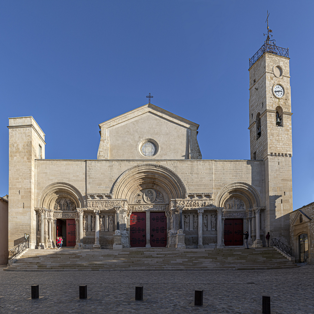 Façade de l'abbatiale de Saint - Gilles photo et image | architecture