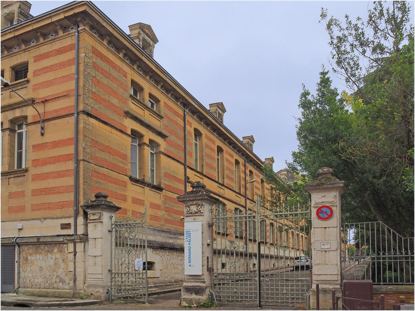 Façade du lycée Bernard Pallissy vue du nord