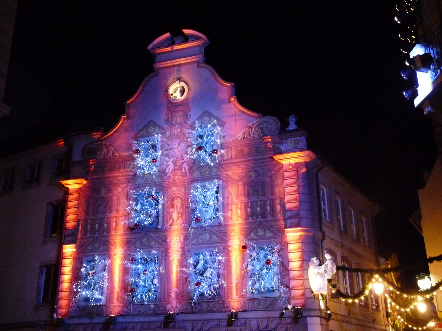 Façade éclairée ... Illuminations.....pour terminer l'année et voir la vie en rose ?