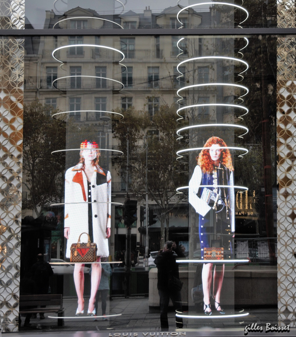 façade hologramme et reflets haussmanniens