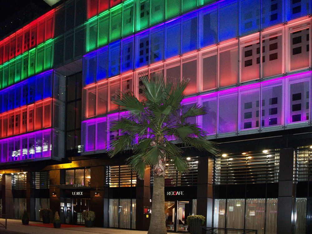 Façade lumineuse du Rexhotel à Tarbes  --  Beleuchtete Fassade des Rexhotels in Tarbes