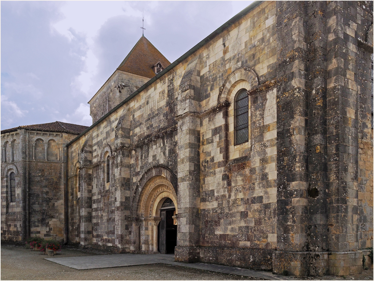 Façade nord de l’Eglise Saint-Maurice  (XIème –XIIème siècles)