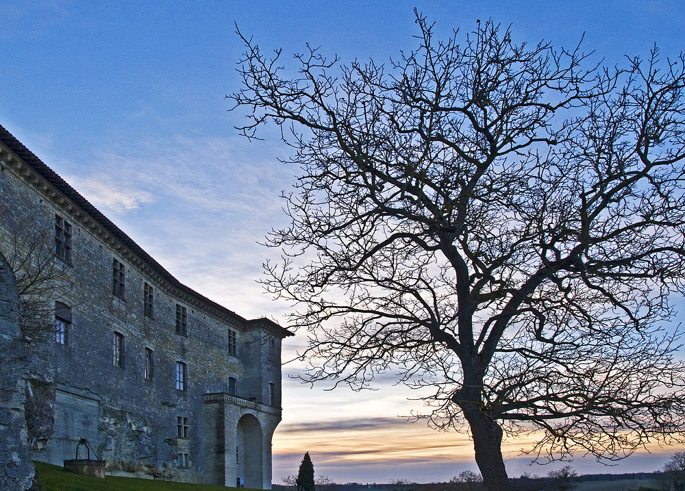 Façade nord du Château de Lavardens lors d’un coucher de soleil hivernal