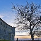 Façade nord du Château de Lavardens lors d’un coucher de soleil hivernal