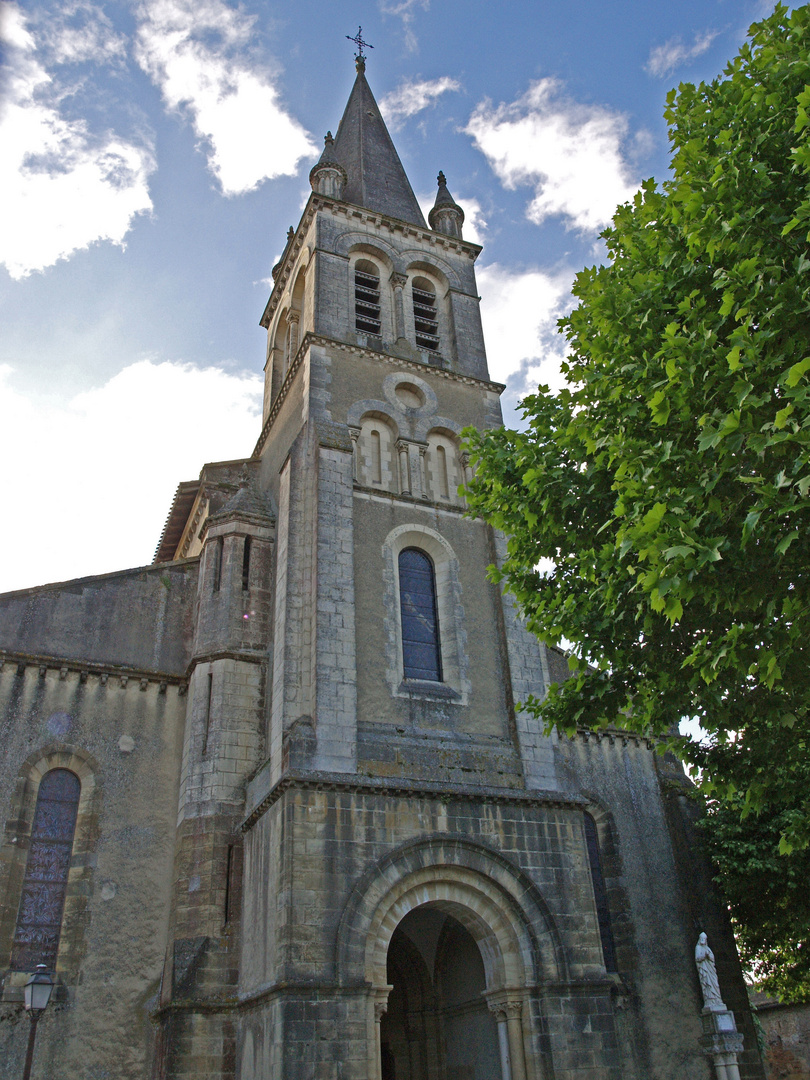 Façade ouest de la Collégiale Saint-Nicolas de Nogaro (XIème)