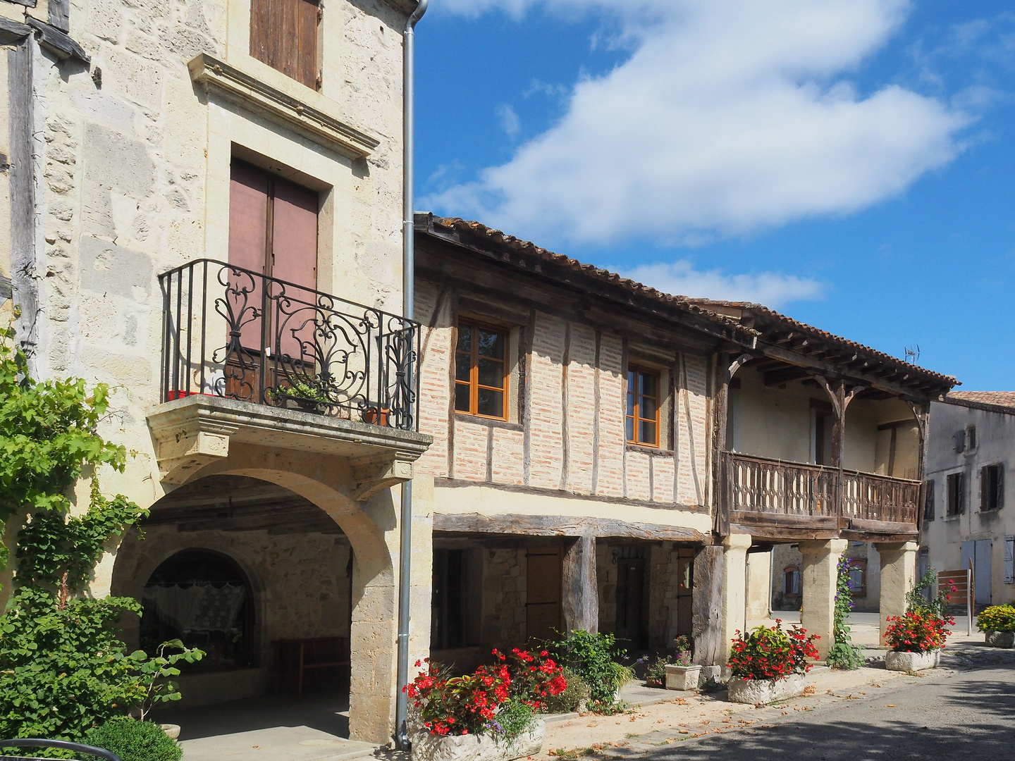 Façades à Fourcès