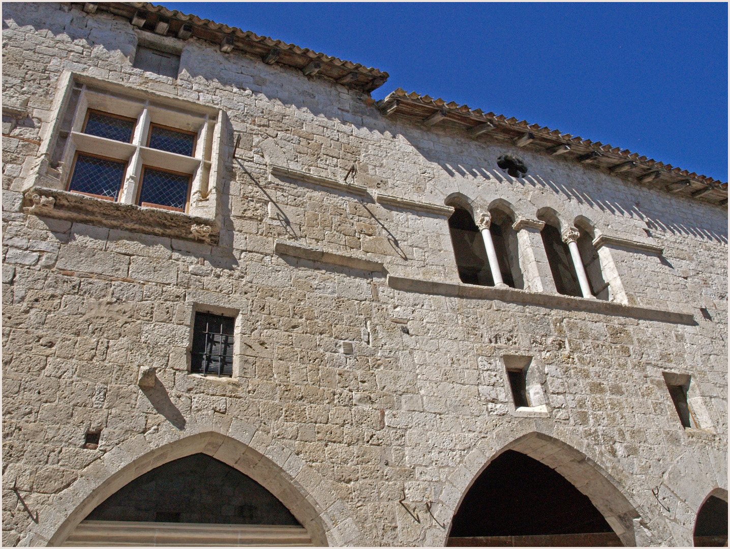 Façades à Lauzerte  --  Tarn-et-Garonne