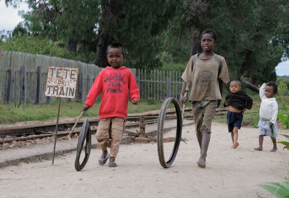 Am Bahnhof von Sahambavy, Madagaskar von Ludwig Abele