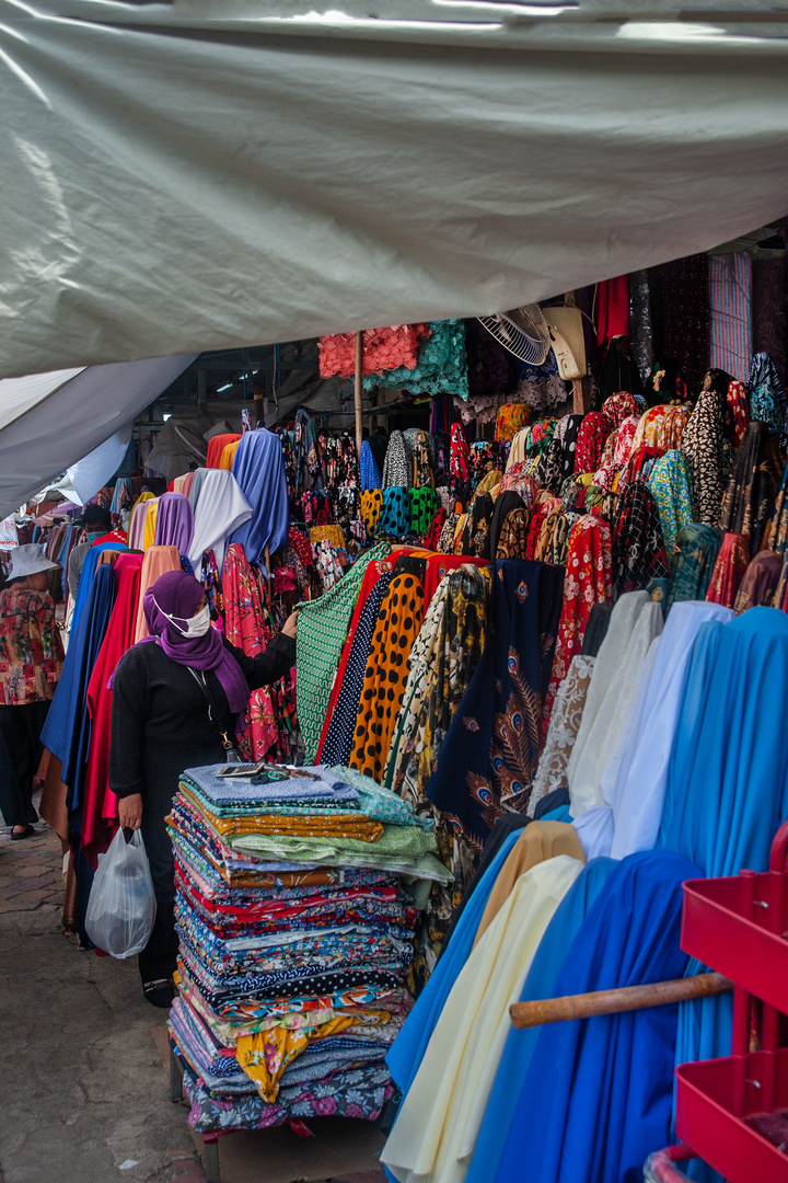 Fabric market in the center of Phnom Penh