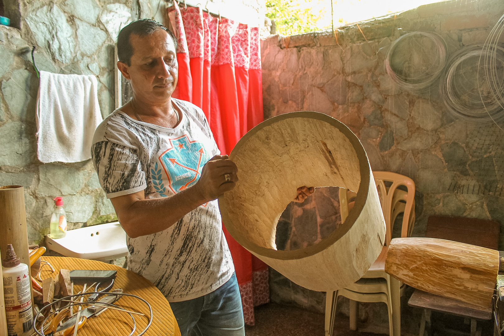 Fabricación de instrumentos folclóricos.