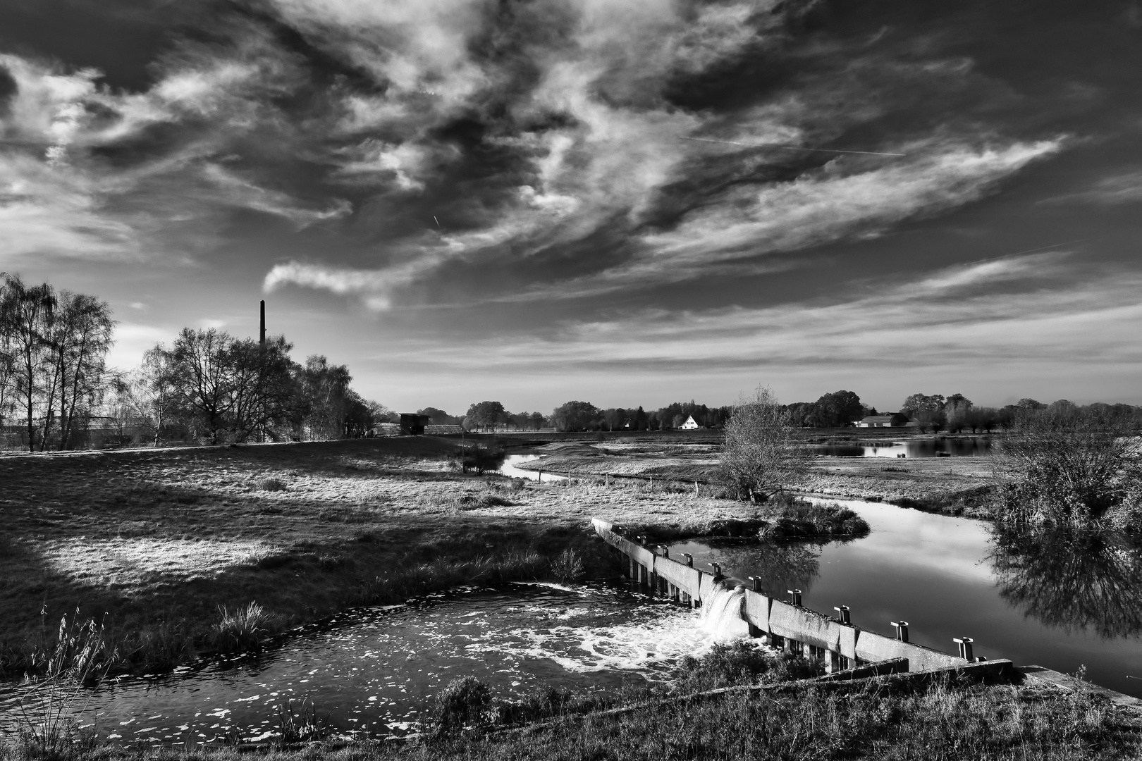 Fabrik an Flusslandschaft