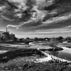 Fabrik an Flusslandschaft