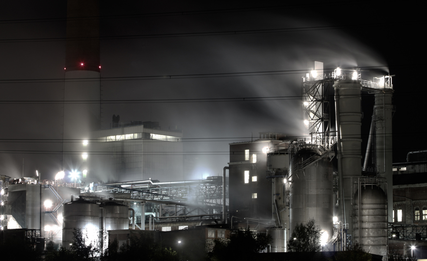 Fabrik bei Nacht