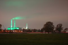 Fabrik bei Nacht