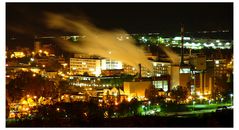 Fabrik bei Nacht