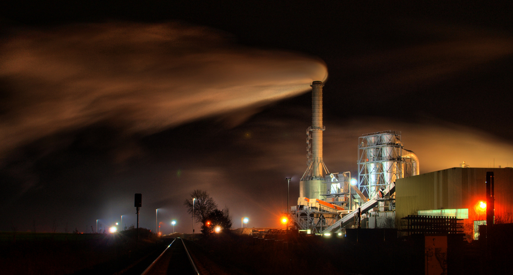 Fabrik bei Nacht