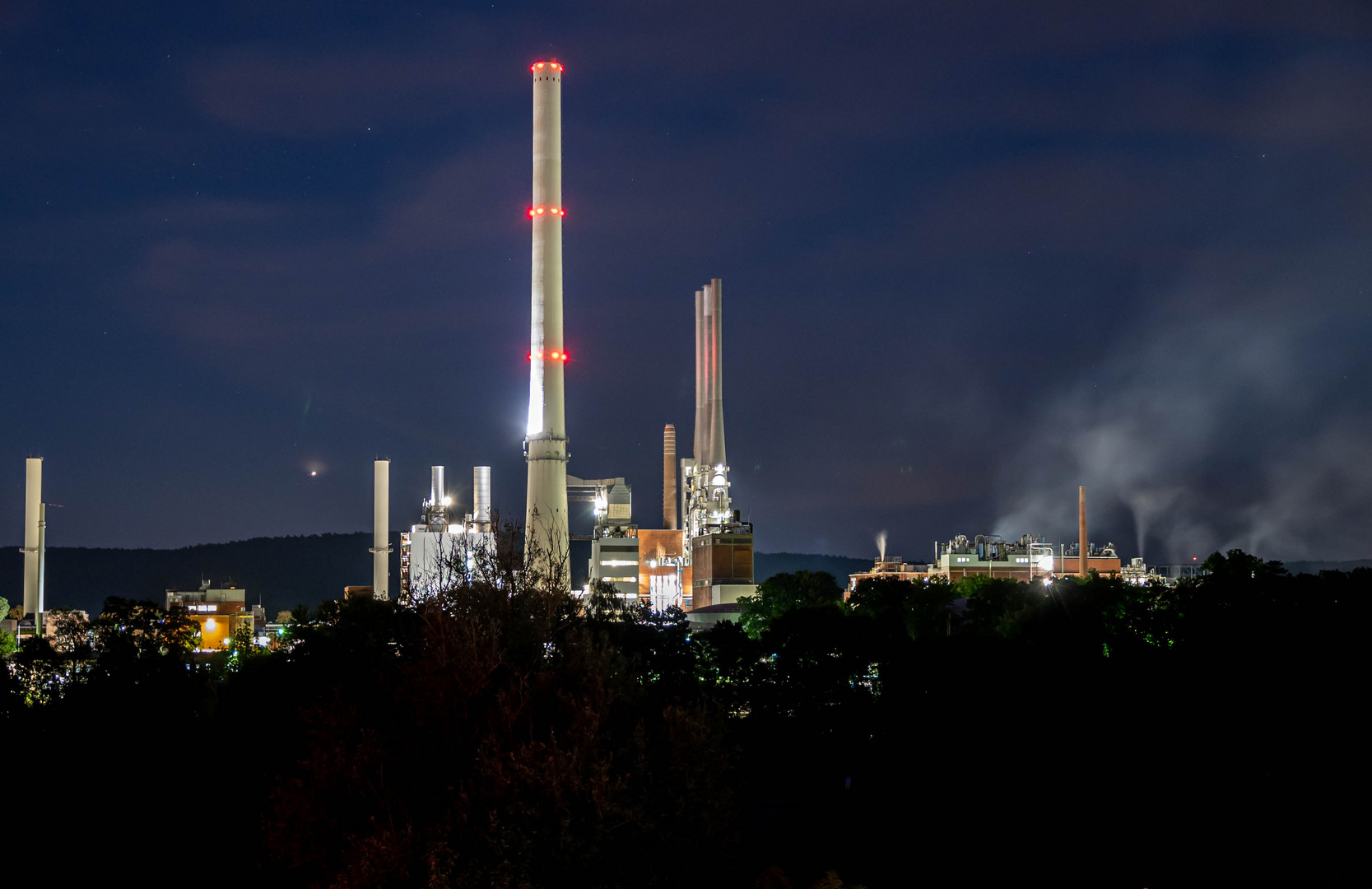 Fabrik bei Nacht