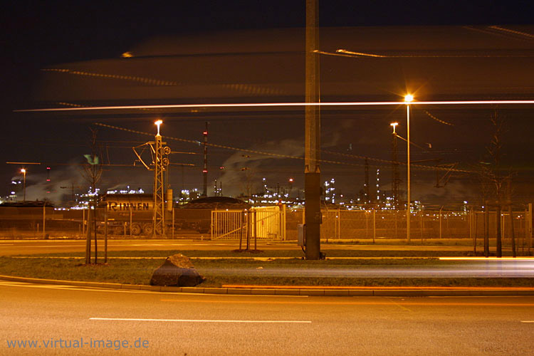 Fabrik bei Nacht