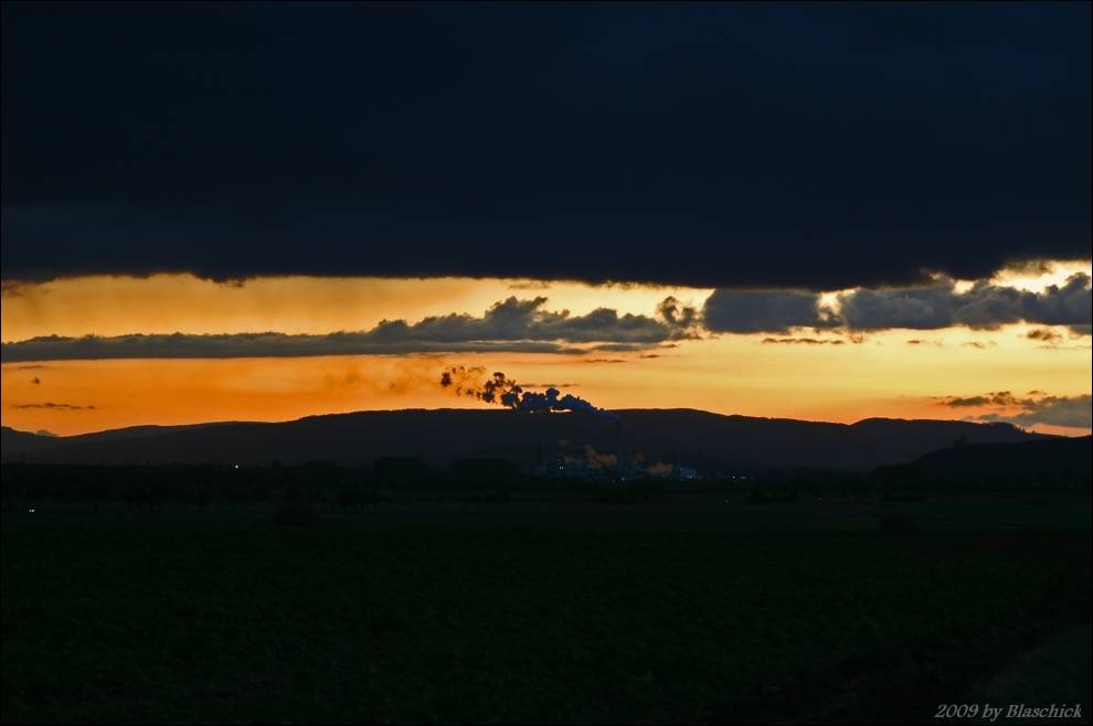 Fabrik bei Sonnenuntergang