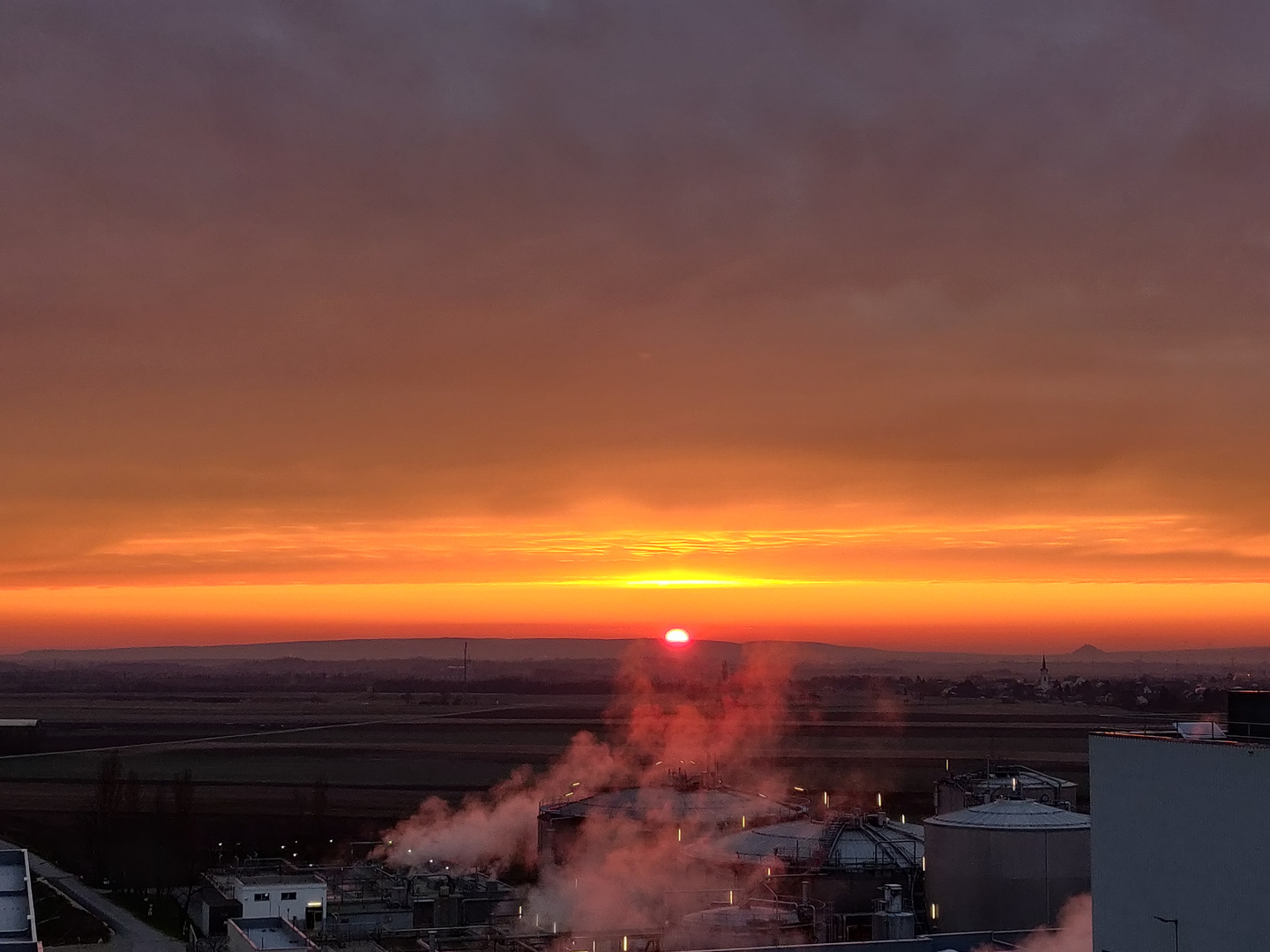 Fabrik im Morgenlicht