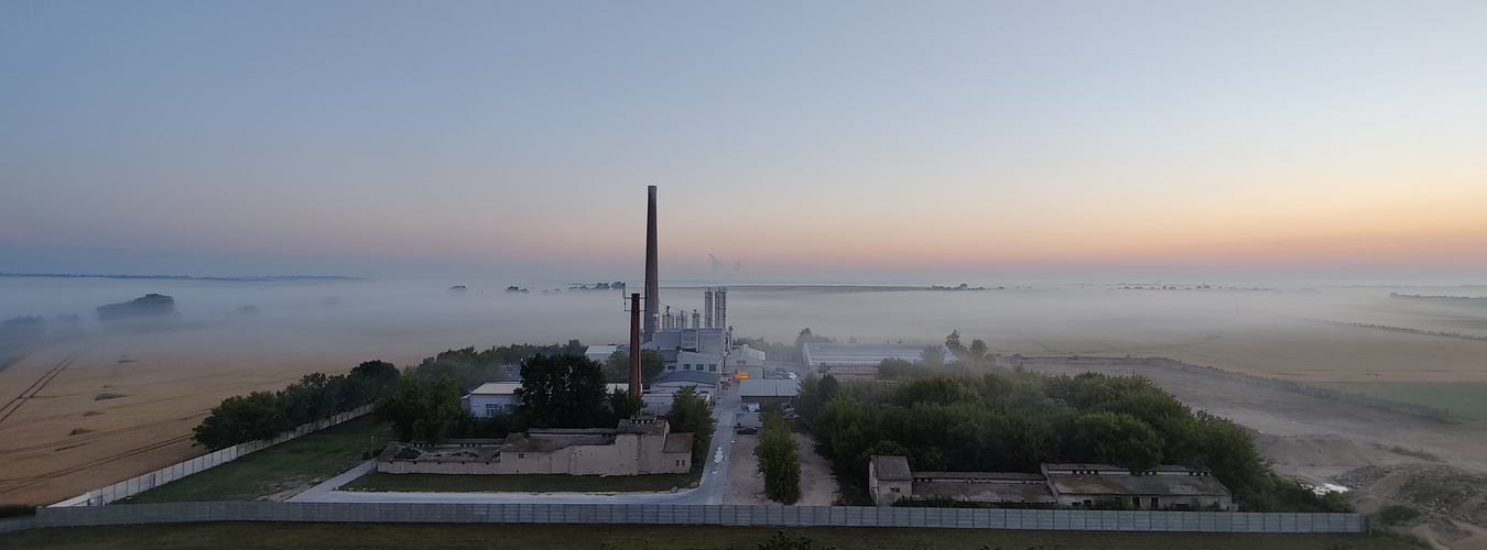 Fabrik und Nebel (Farbe)