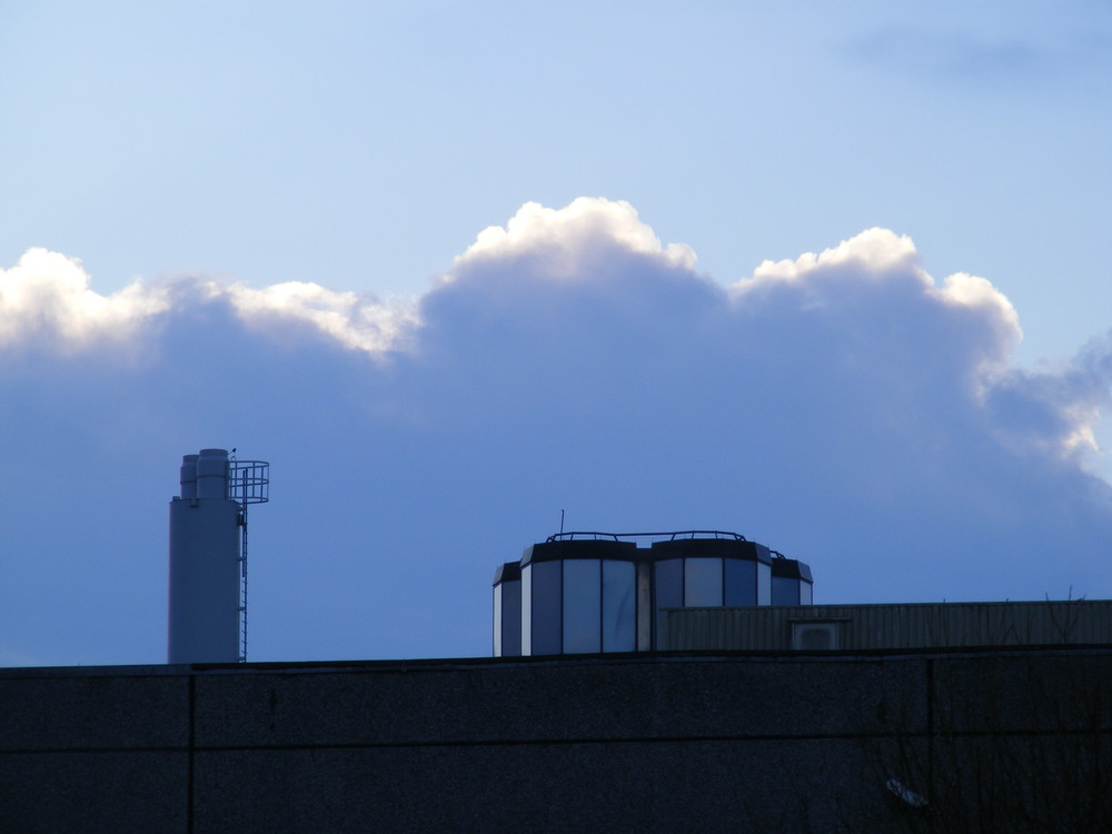 Fabrik und Wolken