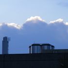 Fabrik und Wolken