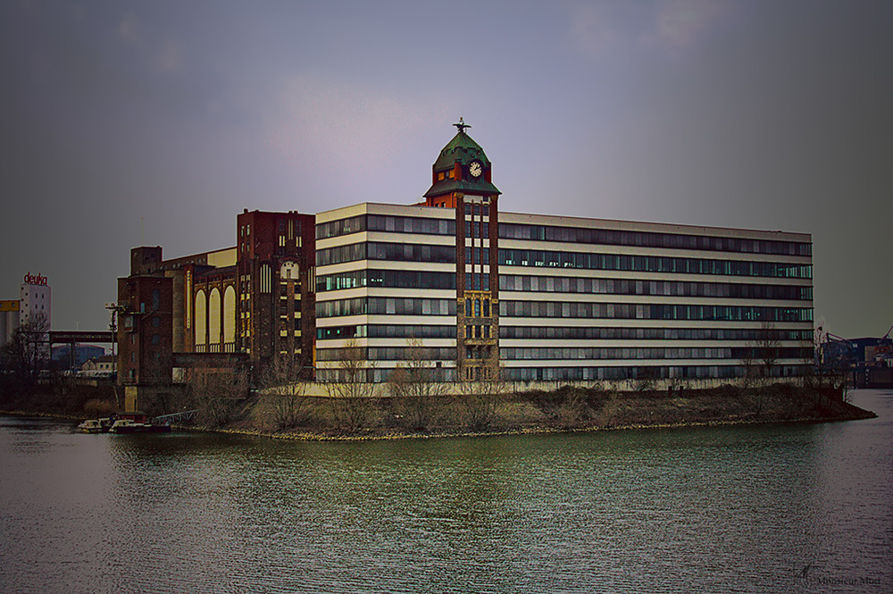 Fabrikgebäude am Medienhafen