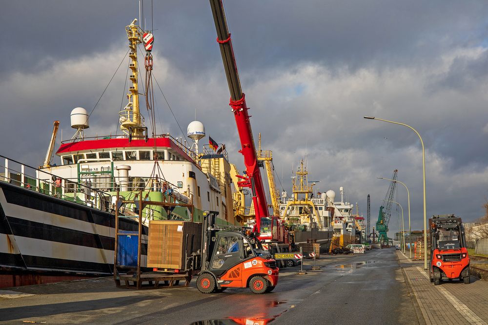 Fabrikschiff Annie Hillina. Das Vorschiff wird beladen, Bremerhaven-Fischereihafen I