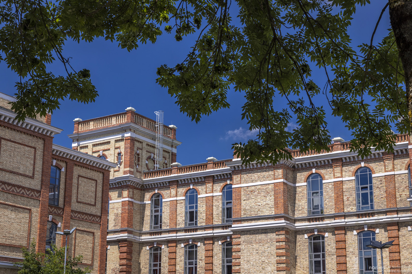 Fabrikschloss im Licht