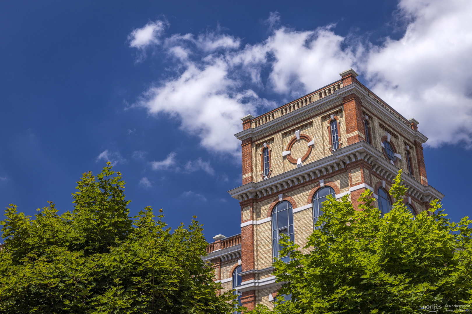 Fabrikschloss mit Wolke