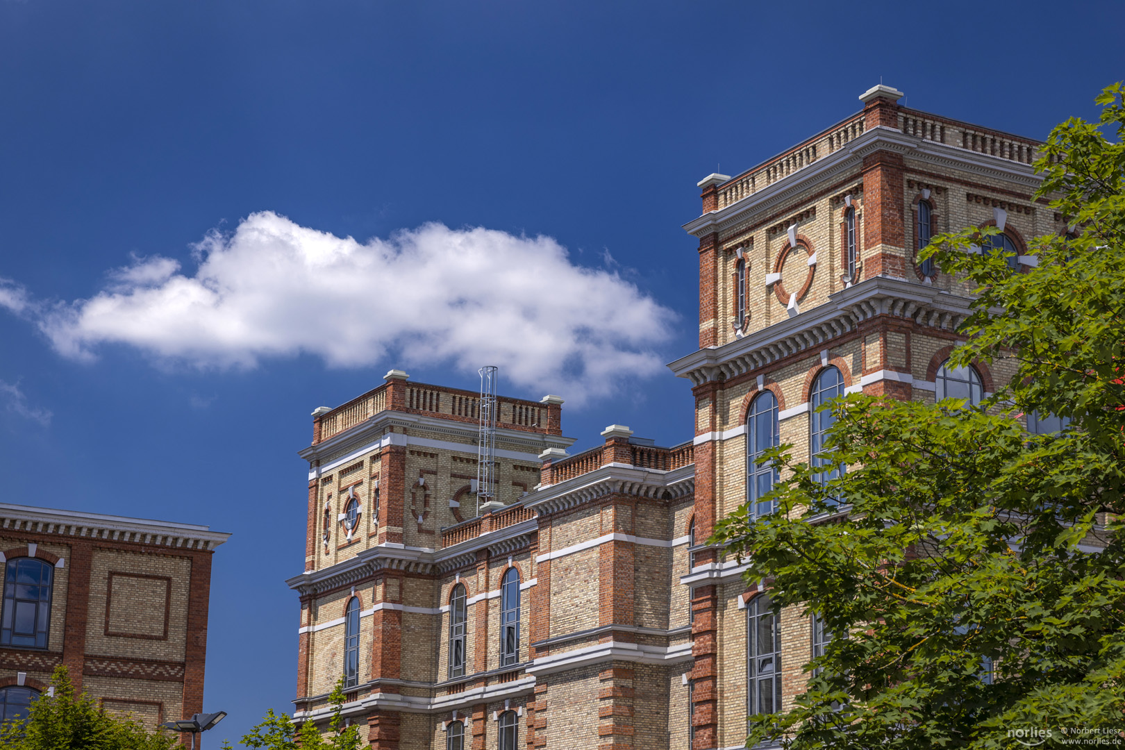 Fabrikschloss mit Wolke