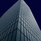 Facade d'un gratte-ciel, tendrement illuminée en bleu   - '7'