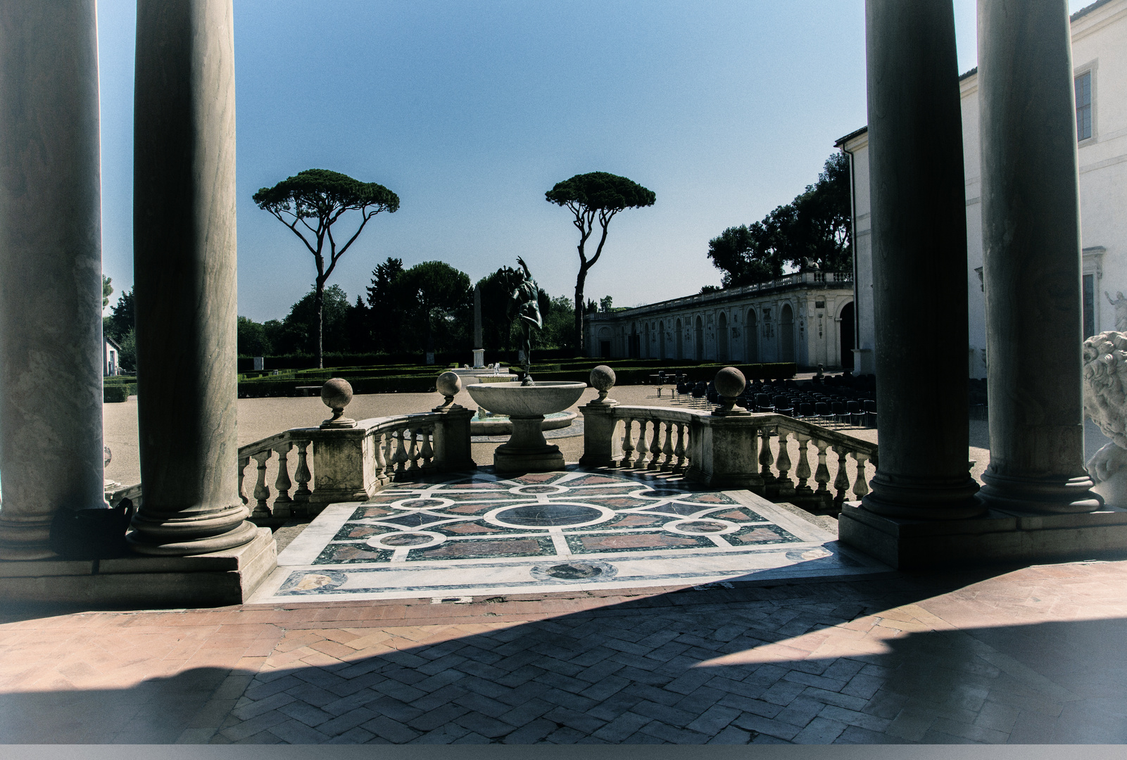 Facciata interna di Villa Medici, verso il maestoso e curato giardino