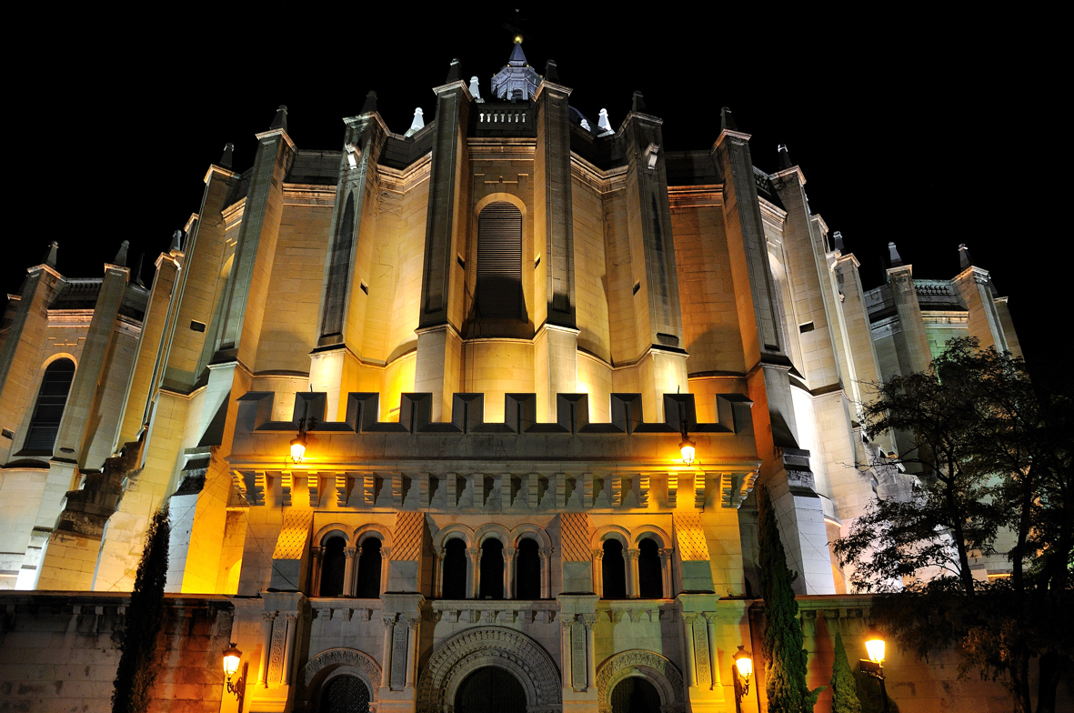 ... Facciata posteriore della Cattedrale dell'Almudena ...