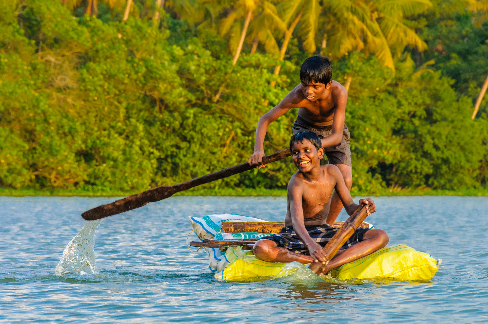 'Faces of India' - Plastikflaschenfloß